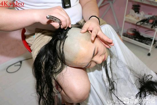 女生剃光头刮光头图标