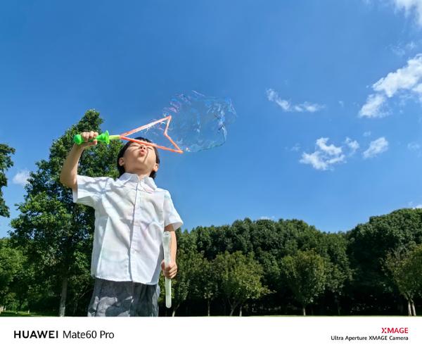 手机亮屏的瞬间闪白光截图