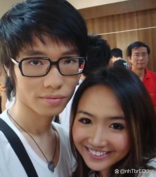 穿成完美男配的老婆缩略图