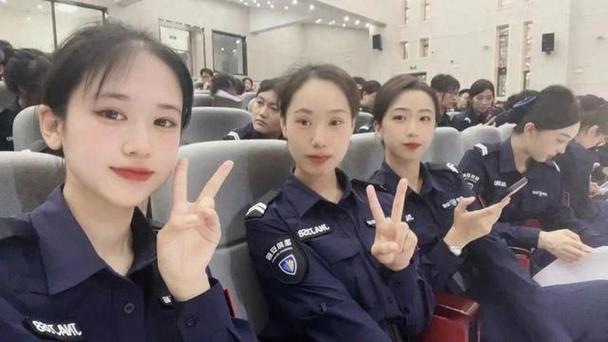 检查女子学校安检员最新版本图标