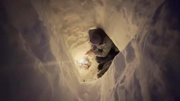 和平精英雪地山洞