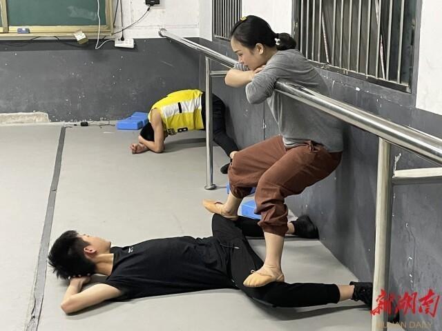 舞蹈撕腿开胯疼哭截图