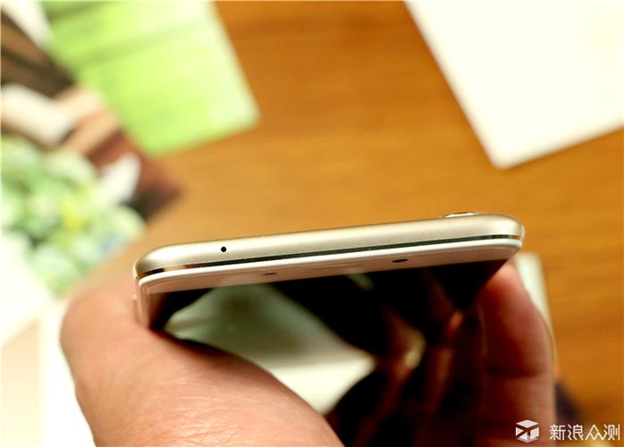 三星用卡针捅了降噪麦克风缩略图