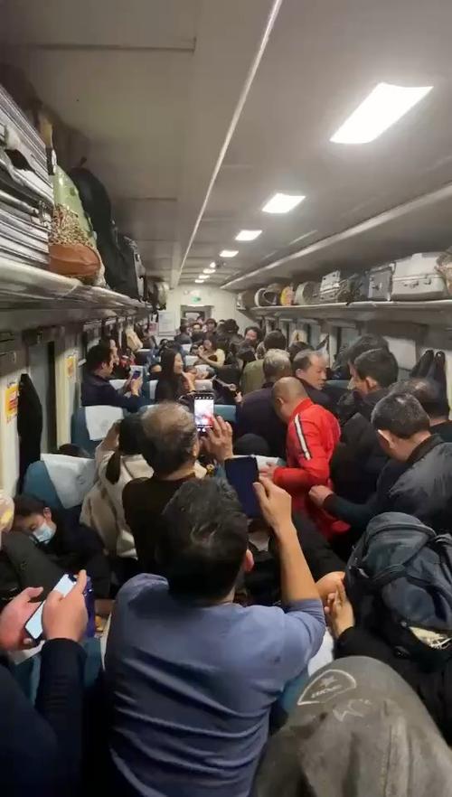 拥挤的车厢图标