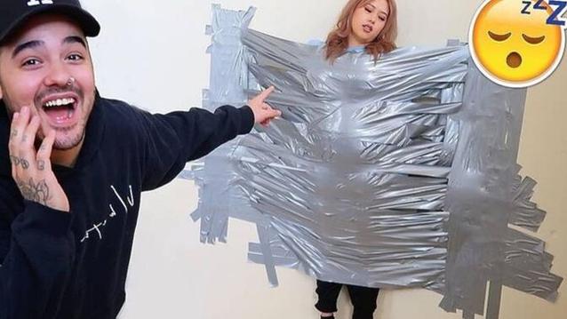 胶带粘墙上怎么弄下来