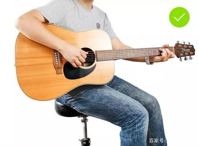 弹吉他手指肚容易碰琴弦