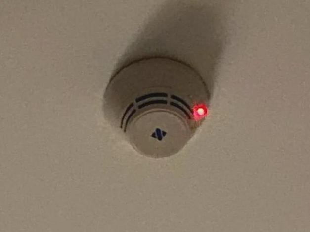 烟感报警灯一直亮红灯缩略图