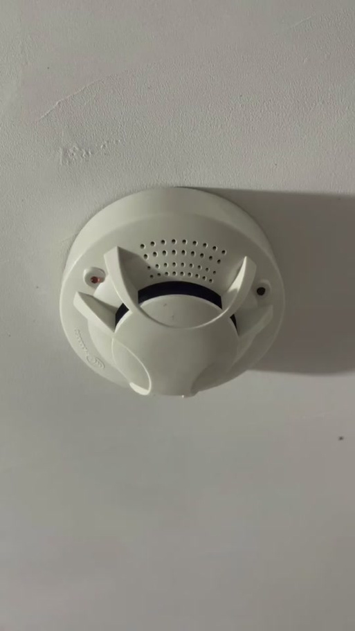 房间烟雾报警器有红灯一直闪