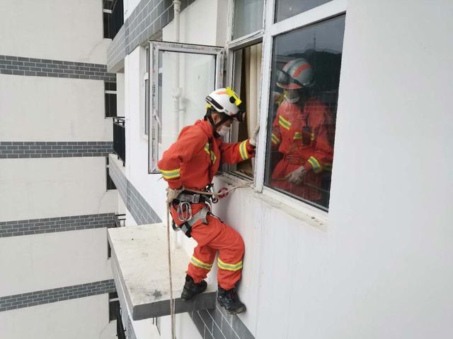 门把手坏了从里面锁住了怎么开门
