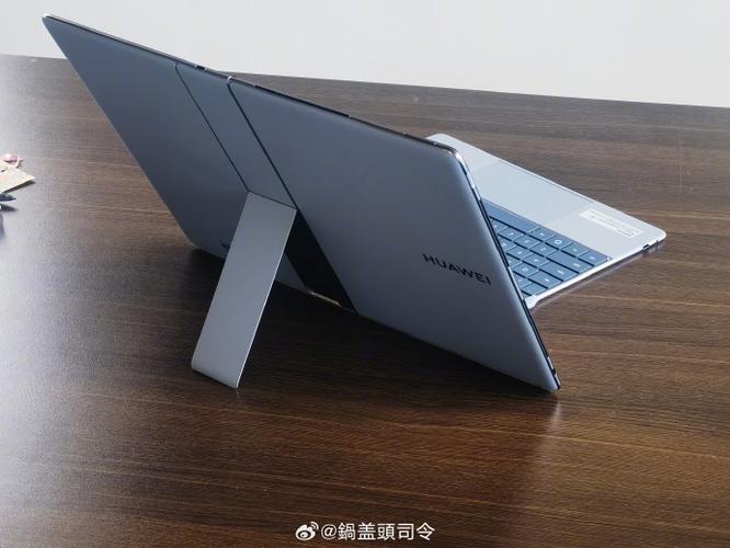 电脑桌面多个窗口叠合显示