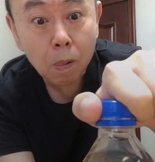 明星踢瓶盖视频截图