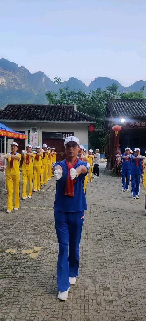 佳木斯快乐舞步健身操第十二套完整版视频缩略图